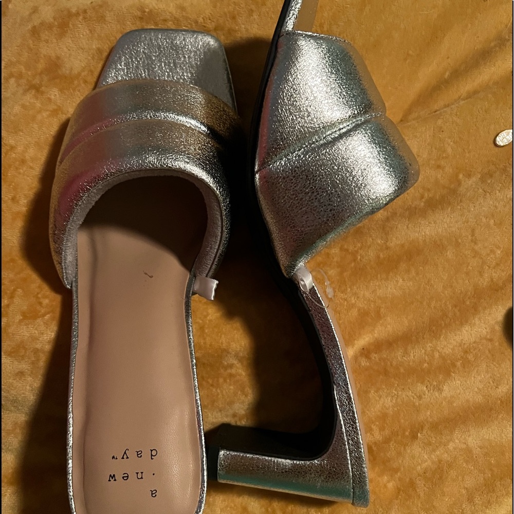 Silver heels - Picture 2 of 2